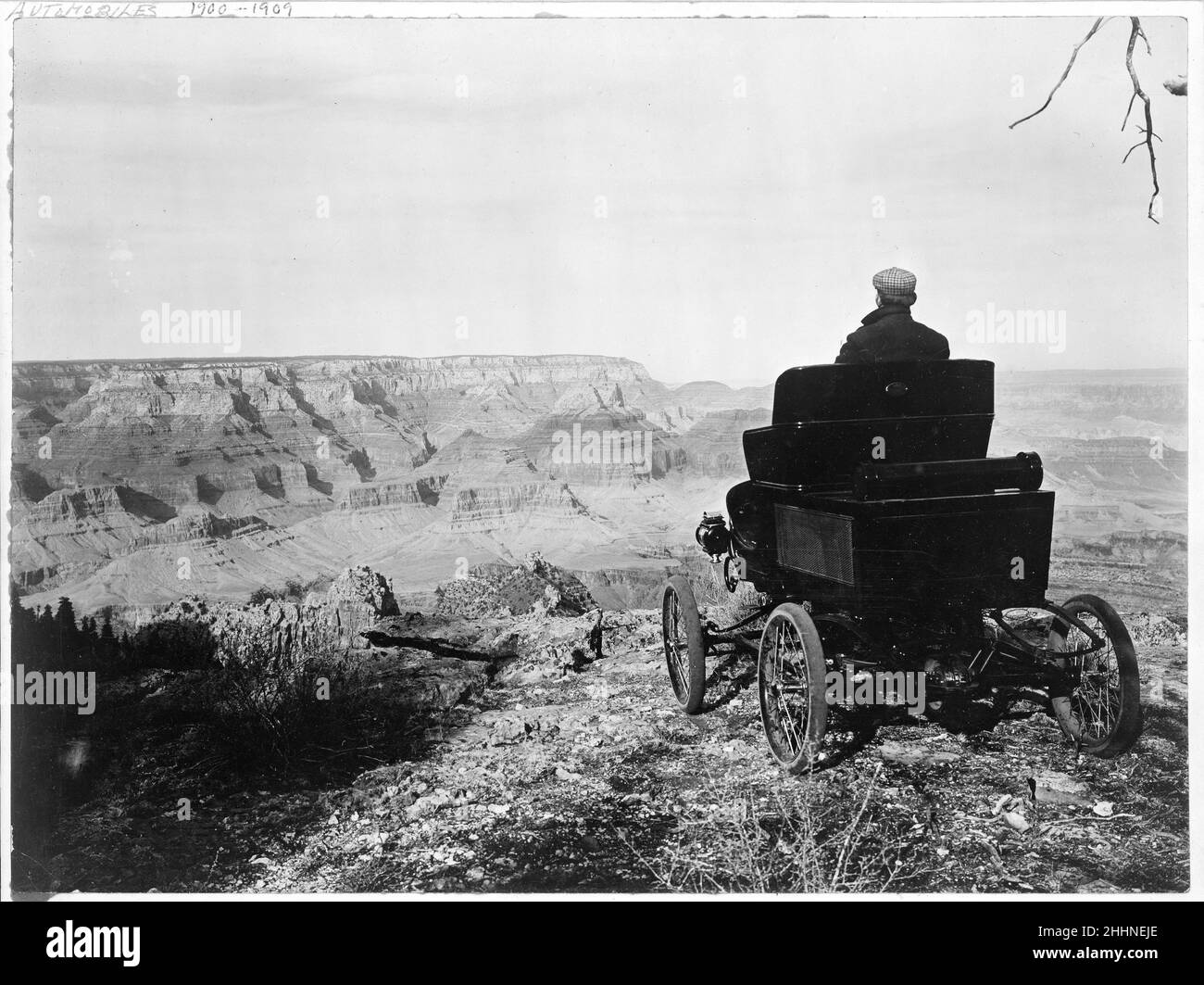Ein Mitglied der Pioneer Automobilparty in einem Toledo-Auto am Rand des Grand Canyon, Grand View Park, Arizona, Stockfoto