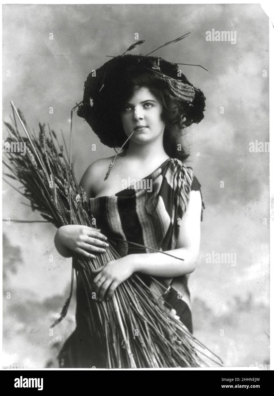 Jacob Fowzer (amerikanischer Fotograf) - „A California Hayseed“. Junge Frau mit Serapse und Stielen aus Weizen - 1901 Stockfoto