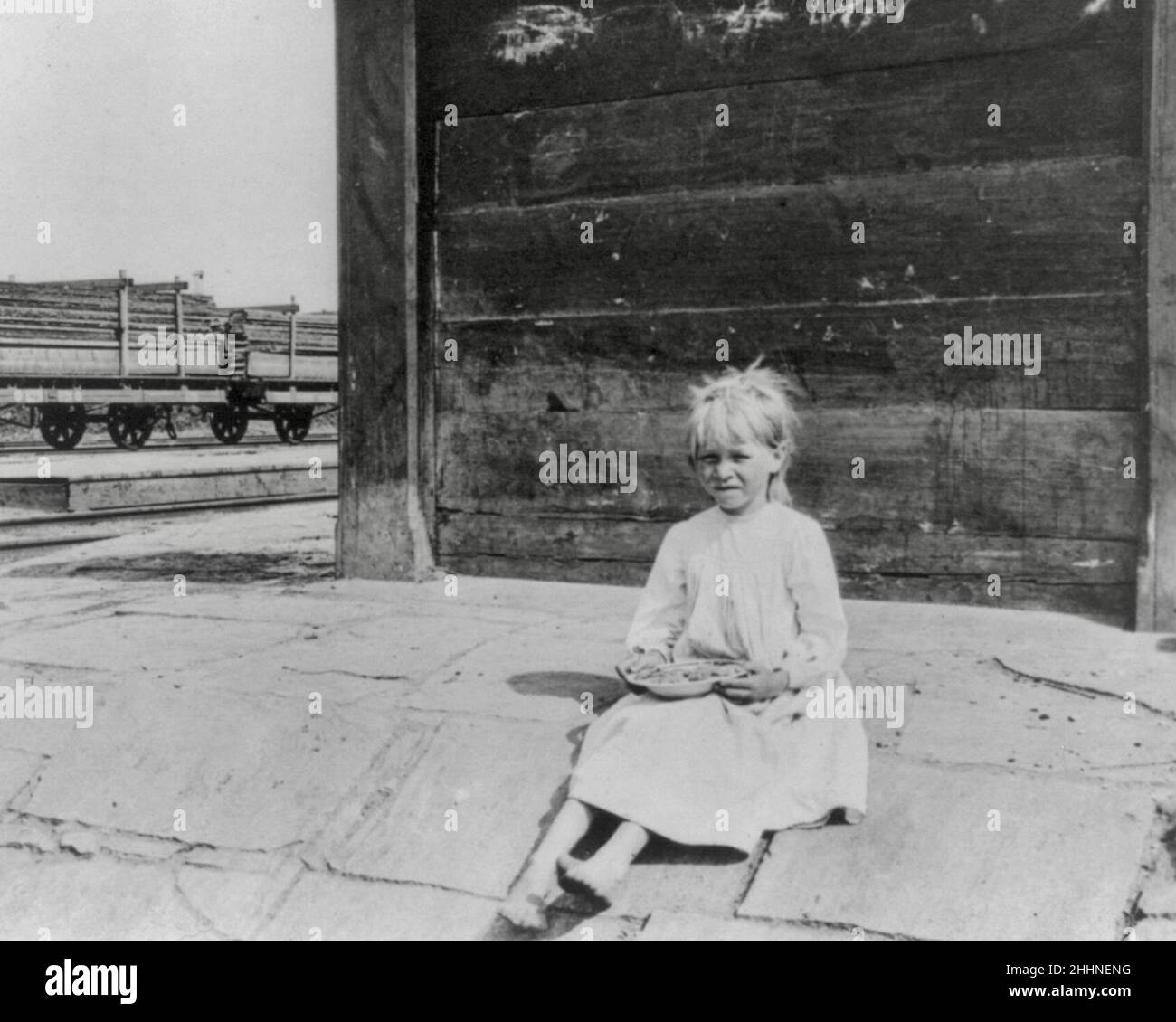 Kleines bäuerliches Mädchen, das Krabben verkauft - 1910 Stockfoto