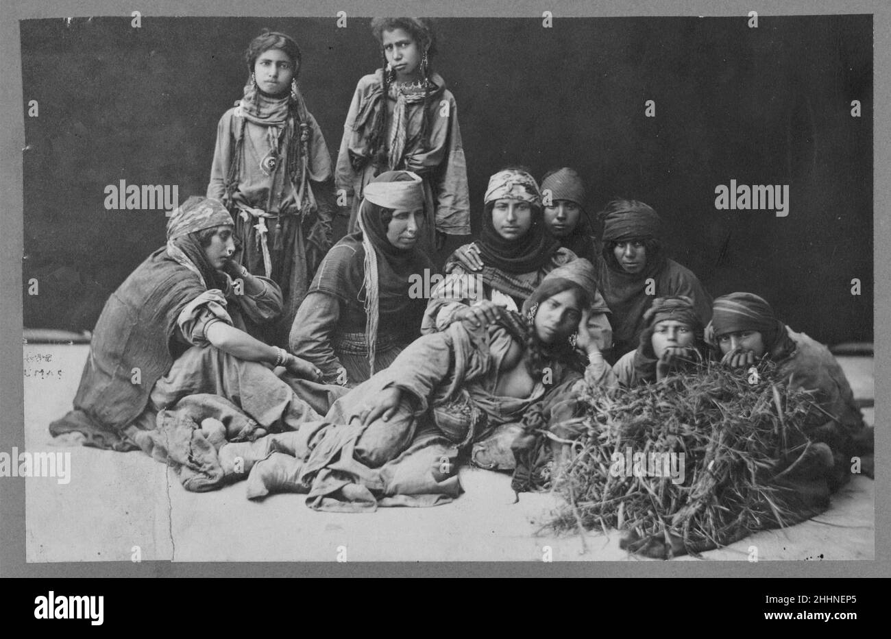 Tancrède Dumas - Gruppe von Beduinen-Frauen, die sich zusammendrängten, zwei stehend, andere sitzend Stockfoto