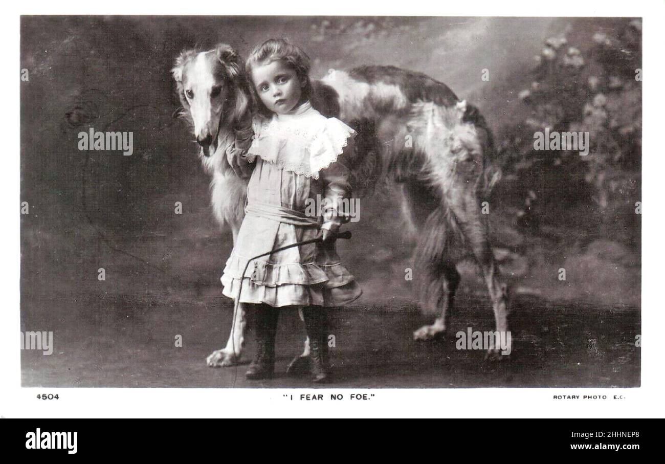 Retro-Vintage-Foto eines jungen Mädchens mit Barsoi-Hund mit dem Titel I Fear no Foe Stockfoto