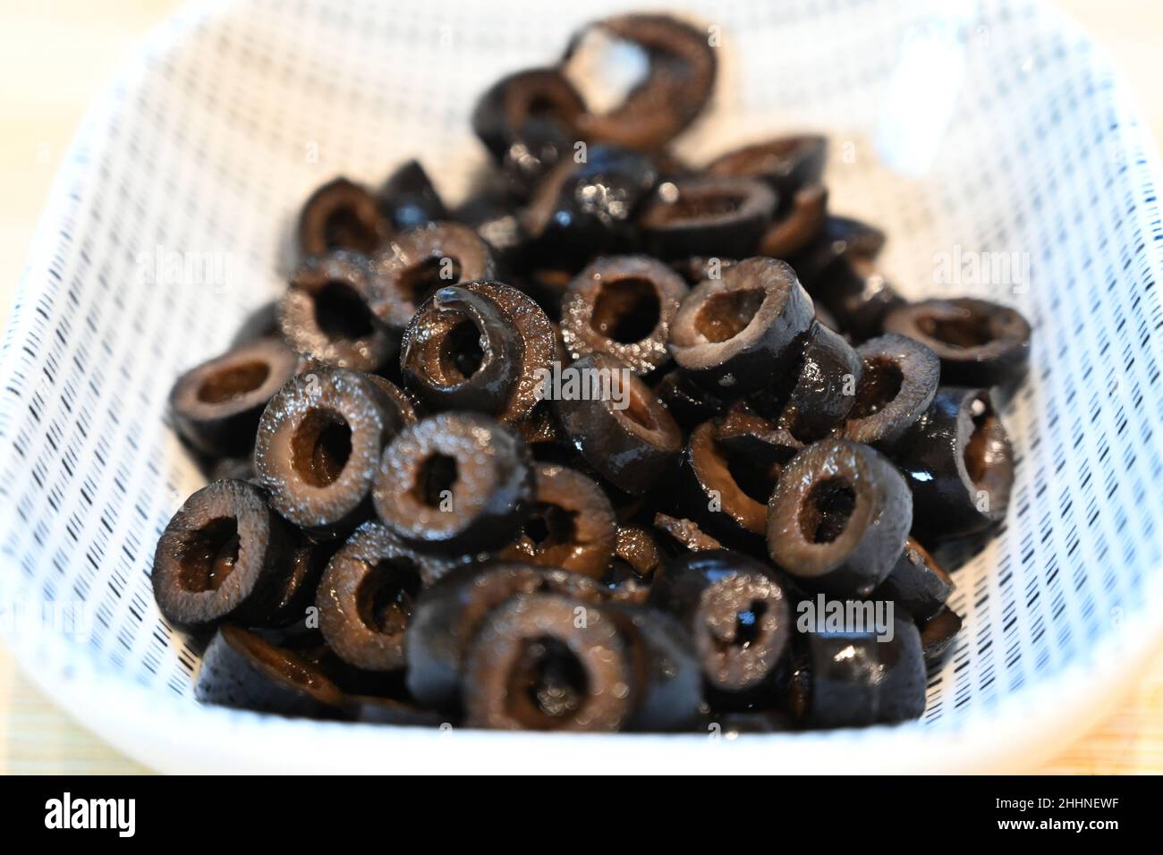 Schwarze Oliven in Scheiben geschnitten, Zutaten zum Kochen, Zubereitung von Speisen Stockfoto