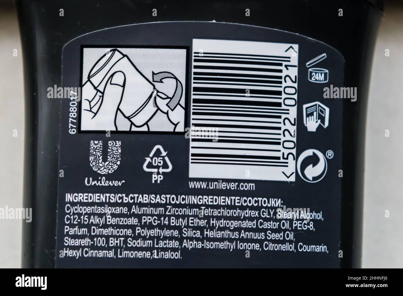 RIGA, LETTLAND. 25th. Januar 2022. Selektiver Fokus auf Foto. Unilever-Logo auf dem Produkt. Unilever ist ein britisches multinationales Konsumgüterunternehmen. Stockfoto