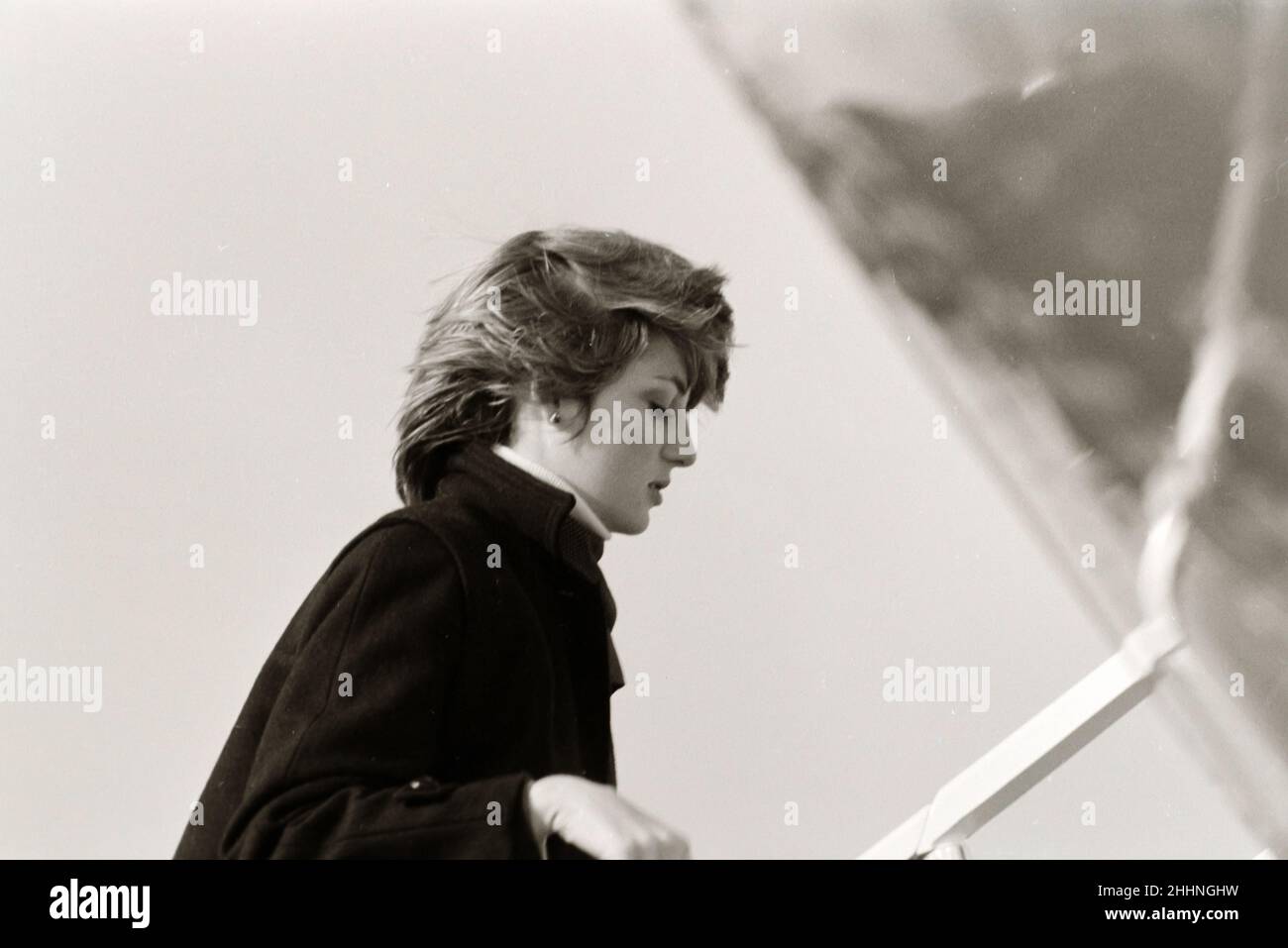 Prinzessin Diana und Prinz Charles, die im Dezember 1981 vom Flughafen Heathrow nach Aberdeen abreisen Stockfoto