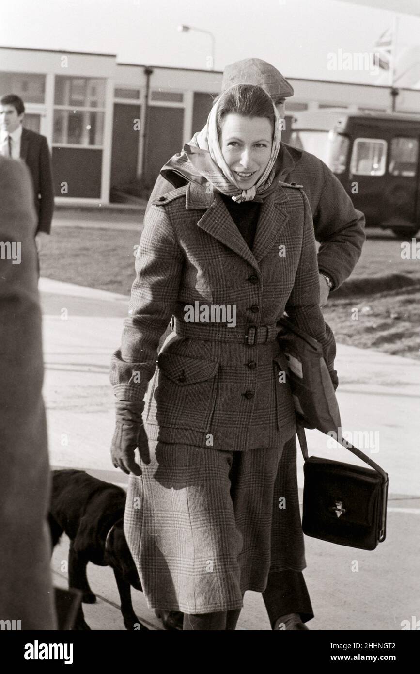 Prinzessin Anne und Timothy Laurence verlassen den Flughafen Heathrow im Dezember 1981 nach Aberdeen Stockfoto