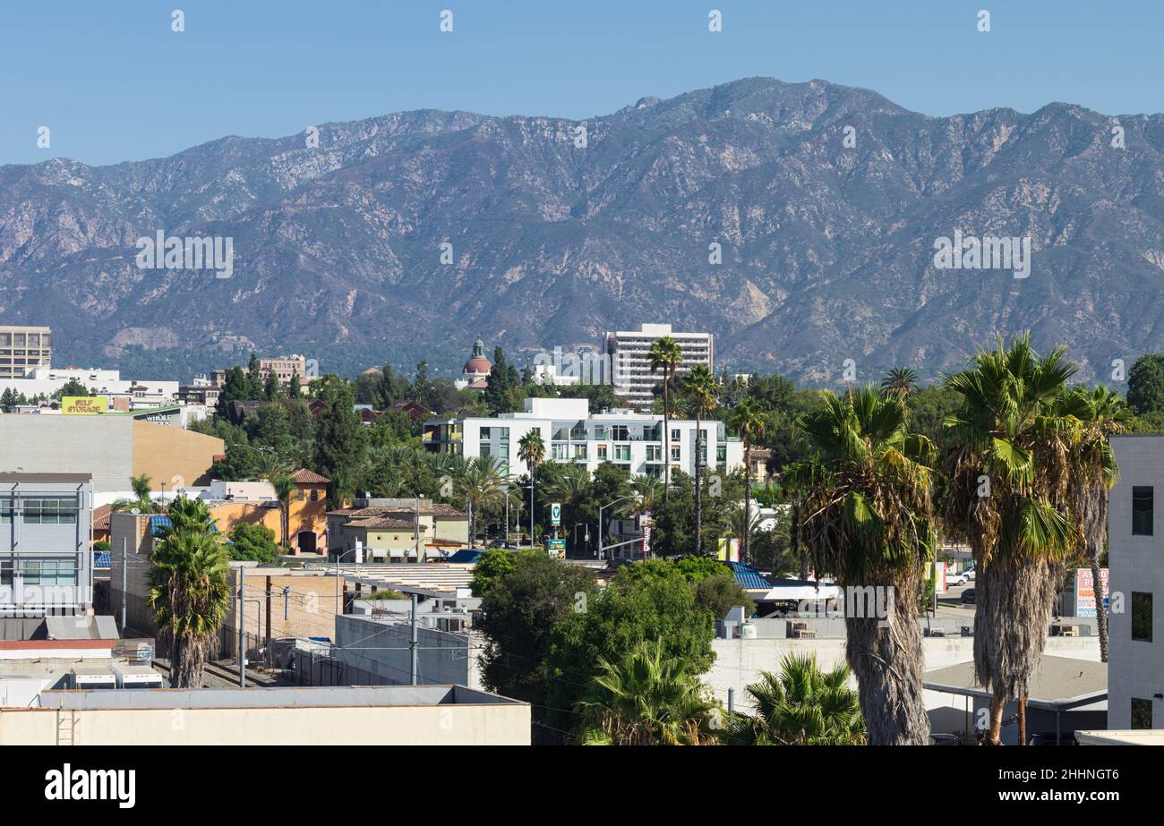 Pasadena, kalifornisches Stadtbild, mit Blick nach Norden, mit den San Gabriel Mountains im Hintergrund. Stockfoto