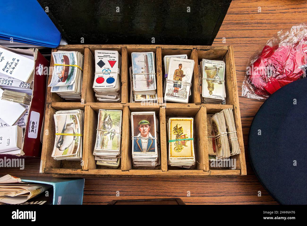 Ausstellung von Zigarettenkarten zum Verkauf auf dem Outdoot-Markt. Stockfoto