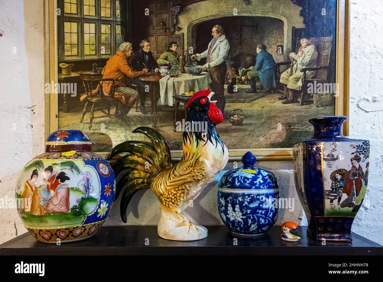 Auswahl von Objekten zum Verkauf auf antikem Indoor Markt.. Stockfoto