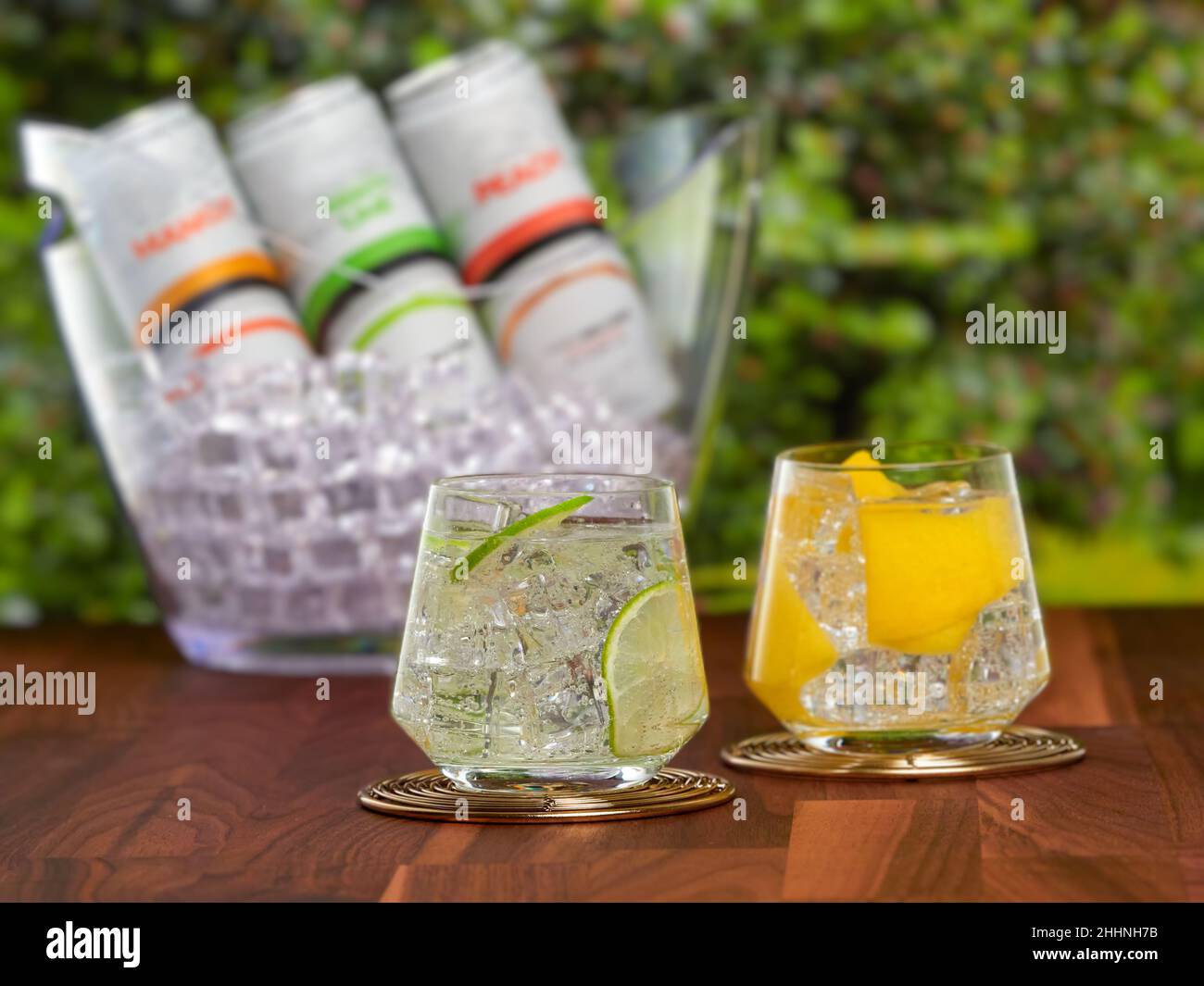 Harter Seltzer mit verschiedenen Geschmacksrichtungen. Ein alkoholarmiges, süßes und kohlensäurehaltiges Getränk im Garten Stockfoto