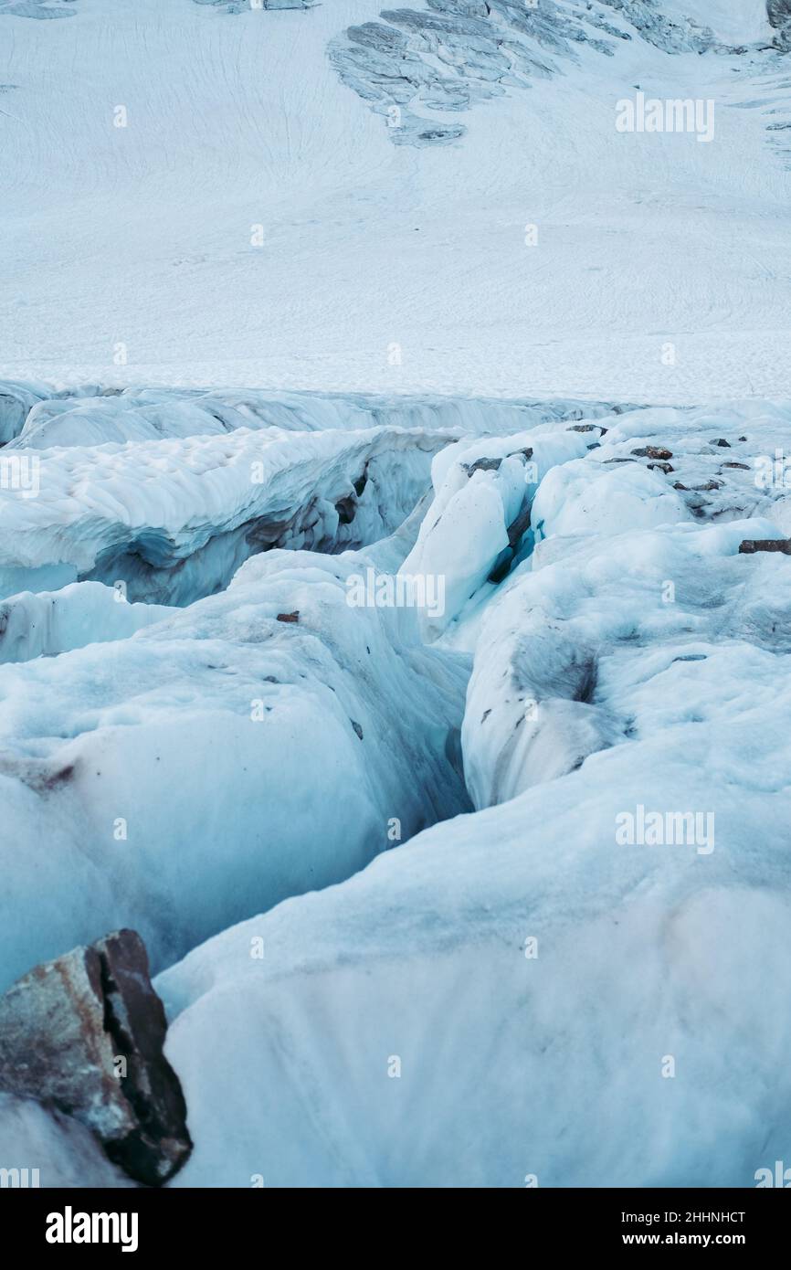 Spalten auf dem Roseg-Gletscher Stockfoto