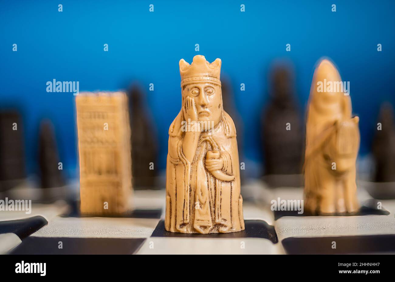Lewis Schachfiguren auf dem Schachbrett. Stockfoto