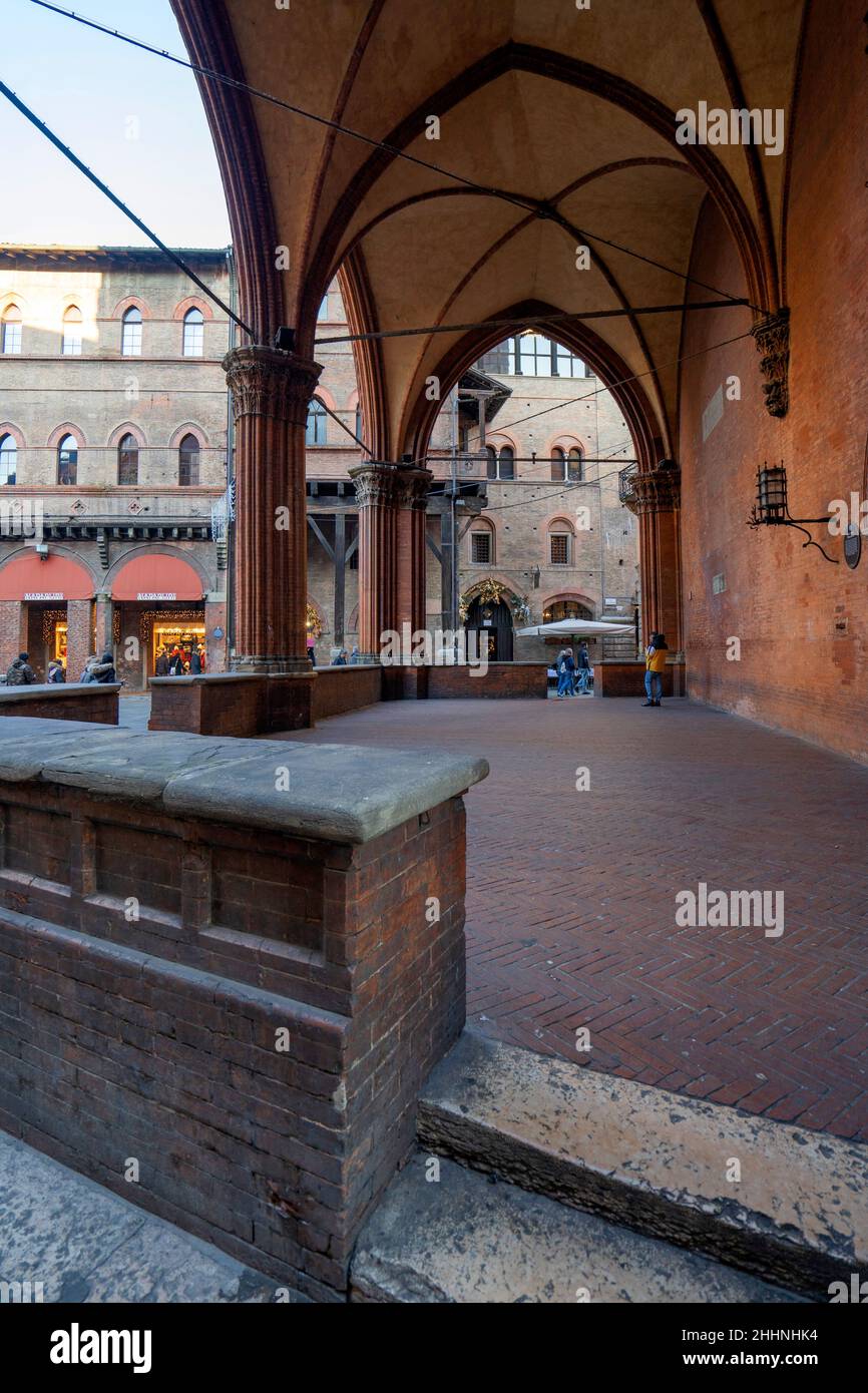 Stadtbild, Altstadt, Piazza della Mercanzia, Arkade des Palastes Pallazzo della Mercanzia, Bologna, Emilia Romagna, Italien, Europa Stockfoto