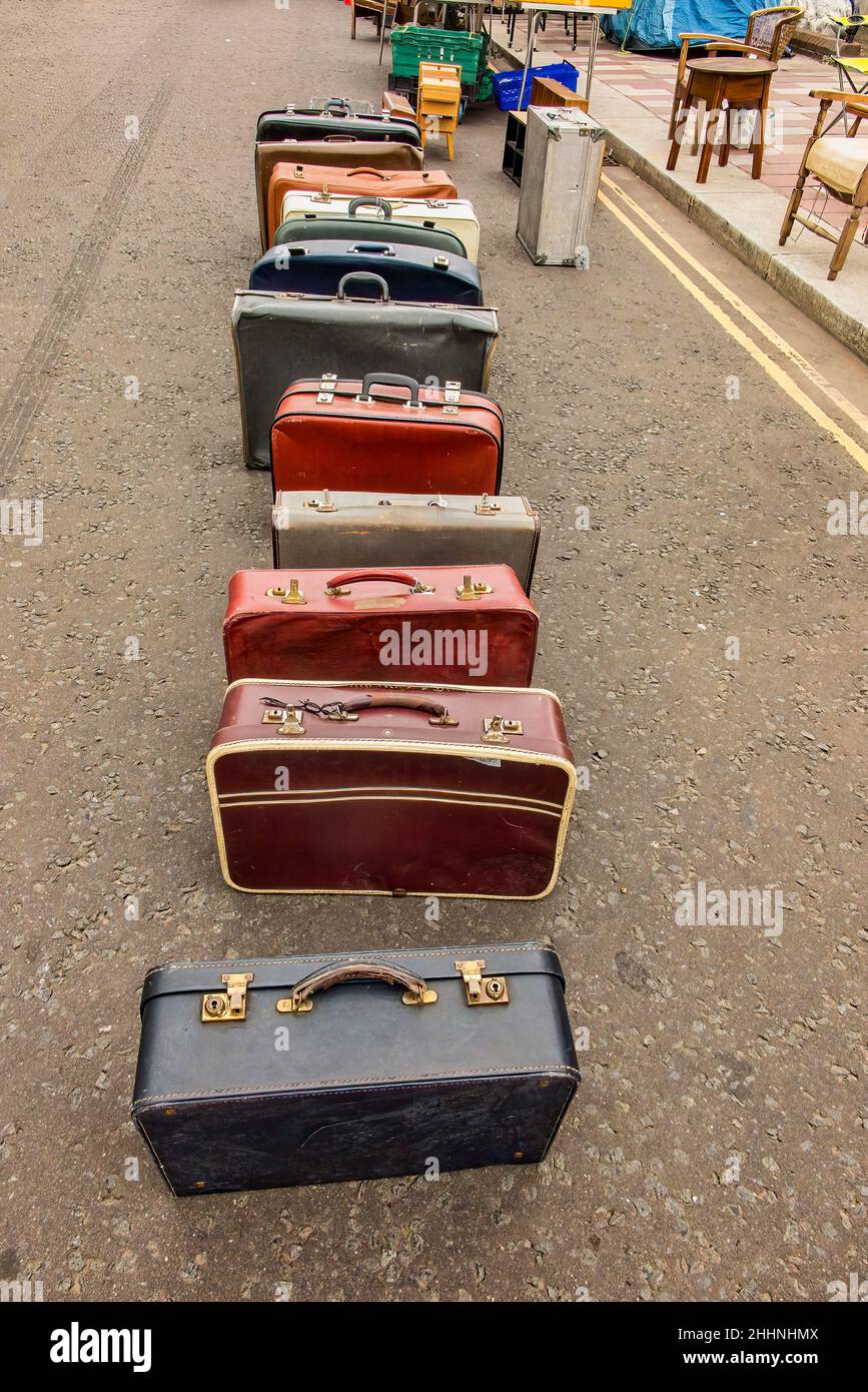 Koffer zum Verkauf auf dem Barras Markt Reihen sich auf der Straße an. Stockfoto