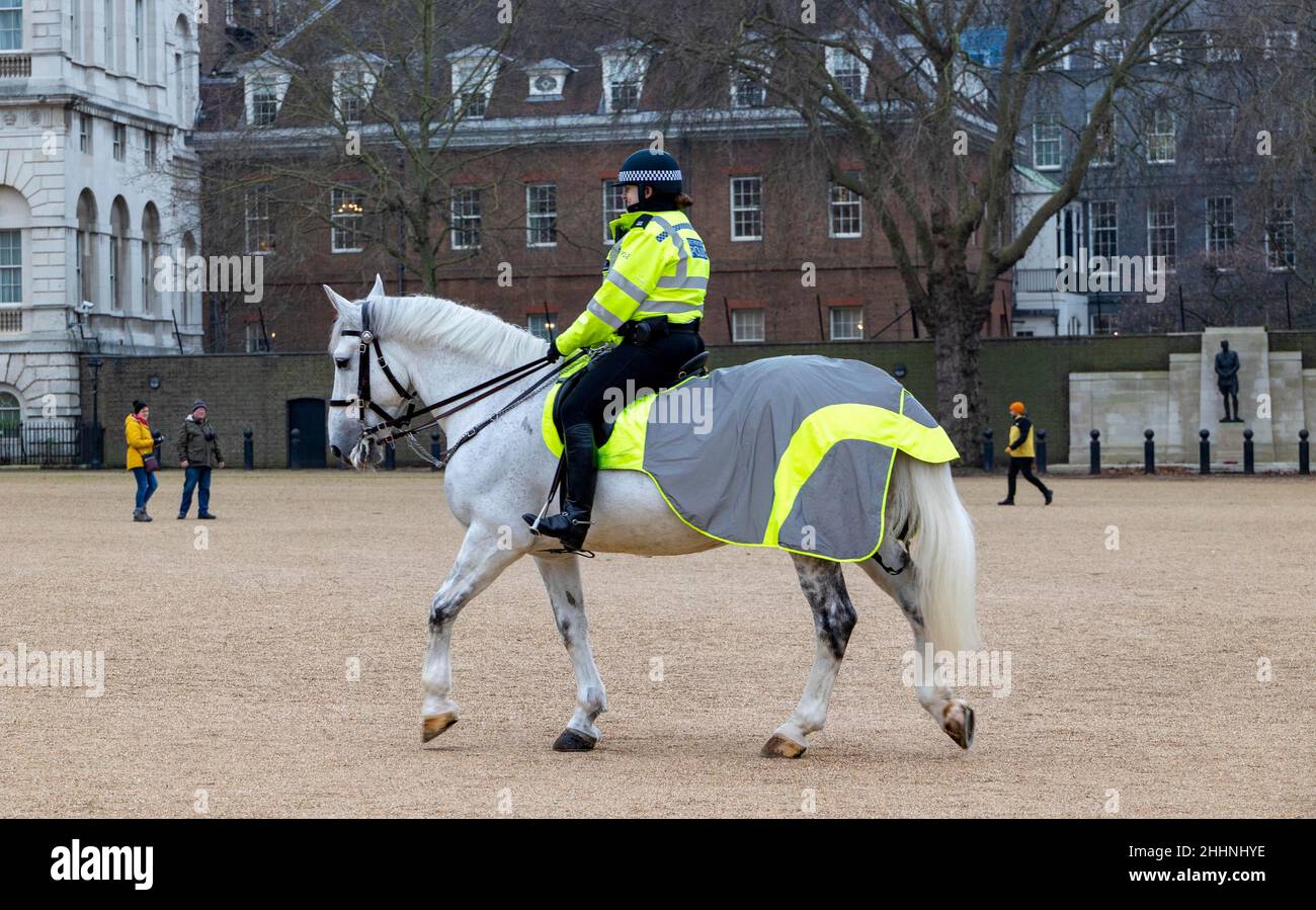 Das Bild zeigt: Eine Polizistin auf dem Pferd hinter den Werften der Downing Street von der Gartenmauer, an der in Lockdown Partys abgehalten wurden. Bild von Gavin RO Stockfoto