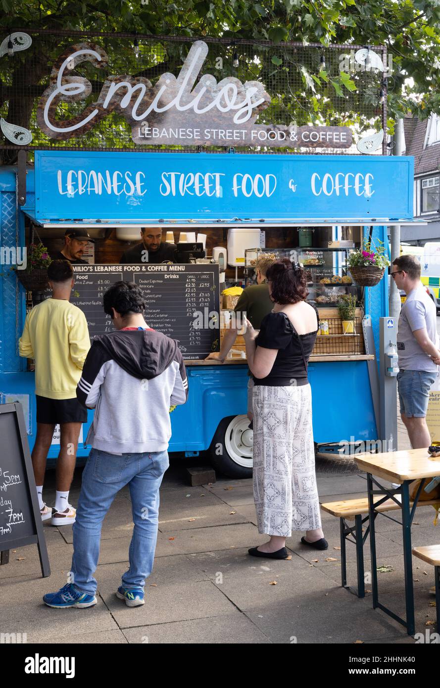 Libanesisches Essen in Großbritannien; ein libanesischer Imbissstand, der im Sommer Street Food verkauft, Harpenden, Hertfordshire in England Stockfoto