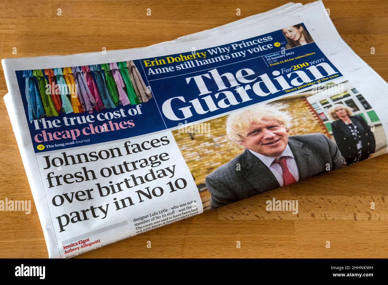 25 Jan 2022 Schlagzeile in The Guardian liest Johnson sieht sich nach jüngsten Enthüllungen über den Bruch der Covid-Sperrregel durch Boris Johnson & Downing Street mit neuer Empörung über die Geburtstagsfeier in No 10 konfrontiert. Stockfoto