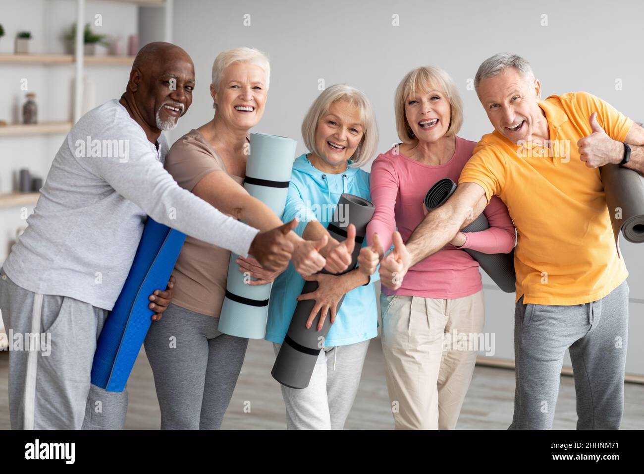 Gruppe sportlicher Rentner, die an einem Fitnesskurs im Retreat Center teilnehmen Stockfoto