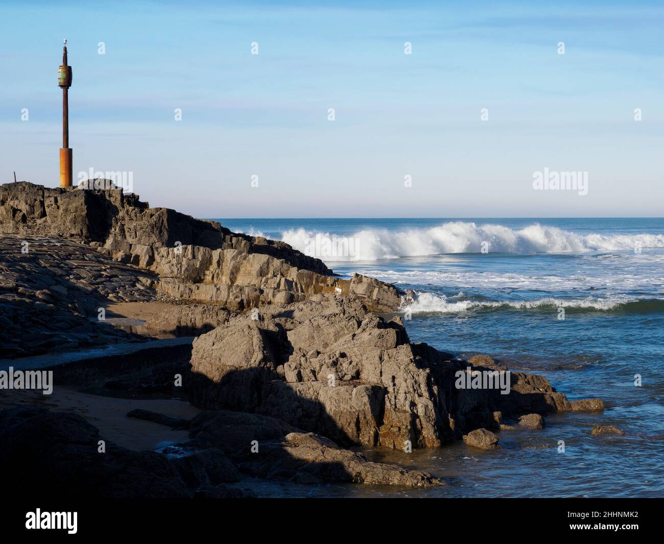 Barrel Rock, Ein Leuchtfeuer für Boote der Felsen am Eingang zum Hafen, die bei Flut meist untergetaucht sind, Bude, Cornwall, Großbritannien Stockfoto