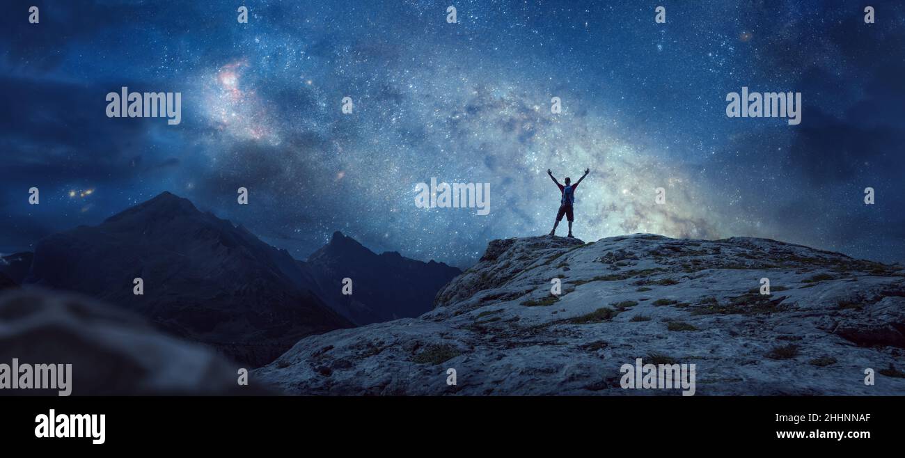 Wanderer unter einem sternenklaren Nachthimmel in den Bergen Stockfoto