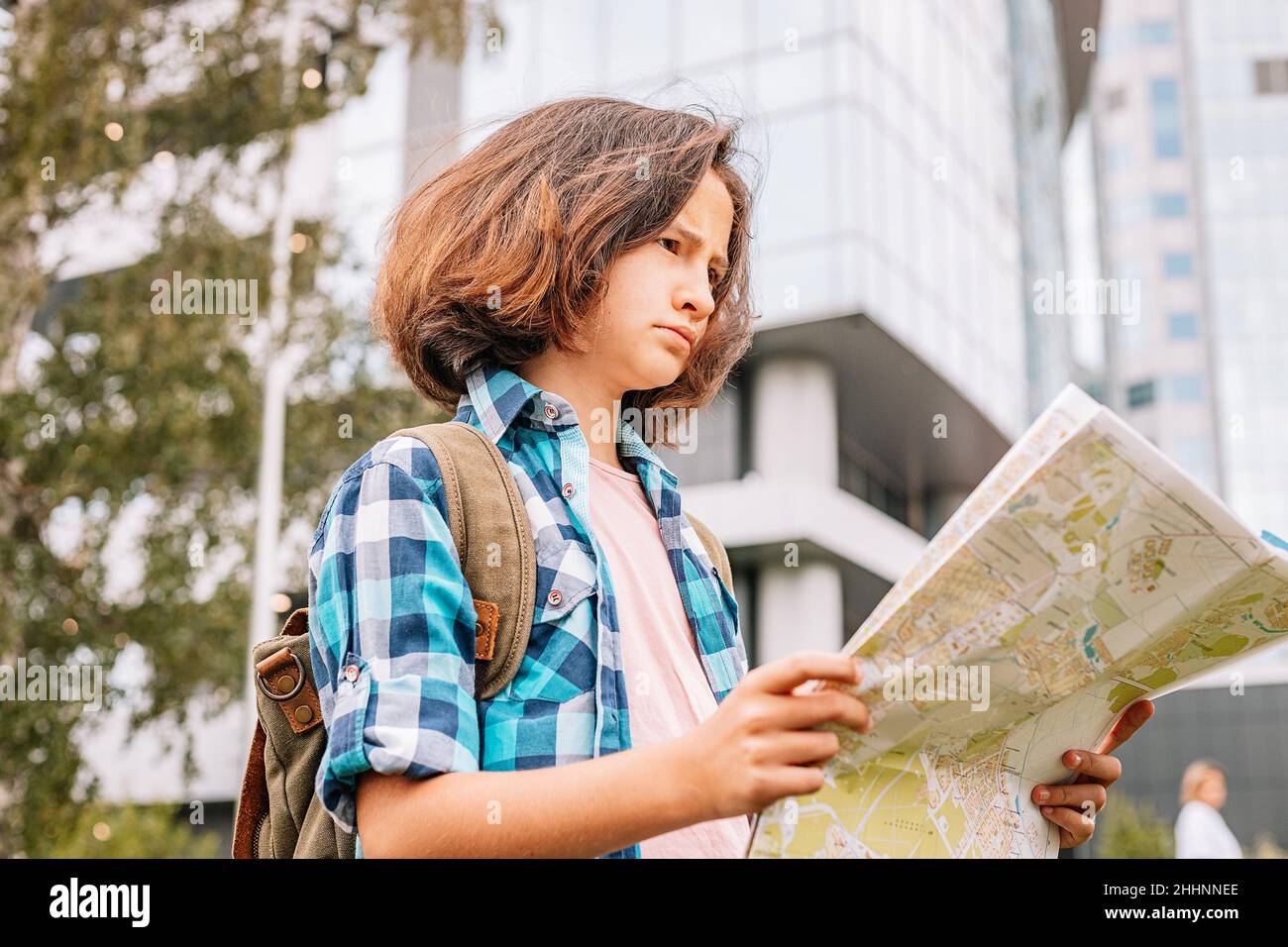 Hipster junges Mädchen reist durch die Stadt. Nette Brünette teen Mädchen schaut auf die Karte. Reisen im Sommerurlaub. Stadtreisen und Stadtbesichtigung. Stockfoto
