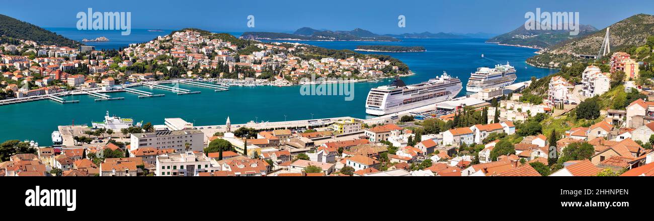 Dubrovnik. Panoramablick auf Dubrovnik Gruz Hafen und Kriusschiffe, touristische Stadt in Dalmatien Archipel von Kroatien Stockfoto