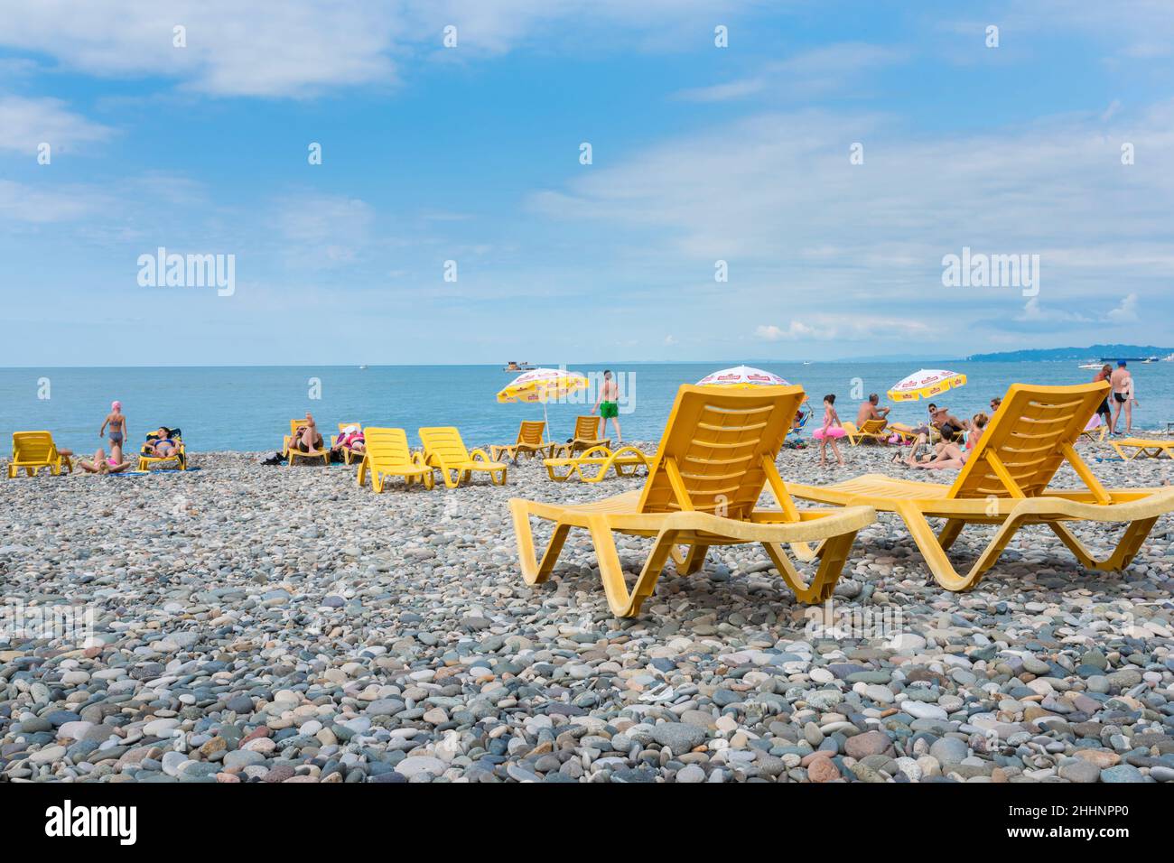 Batumi, Adjara, Georgia - 06. August 2018: Gelbe Liegestühle, am Sommertag an Meer. Stockfoto