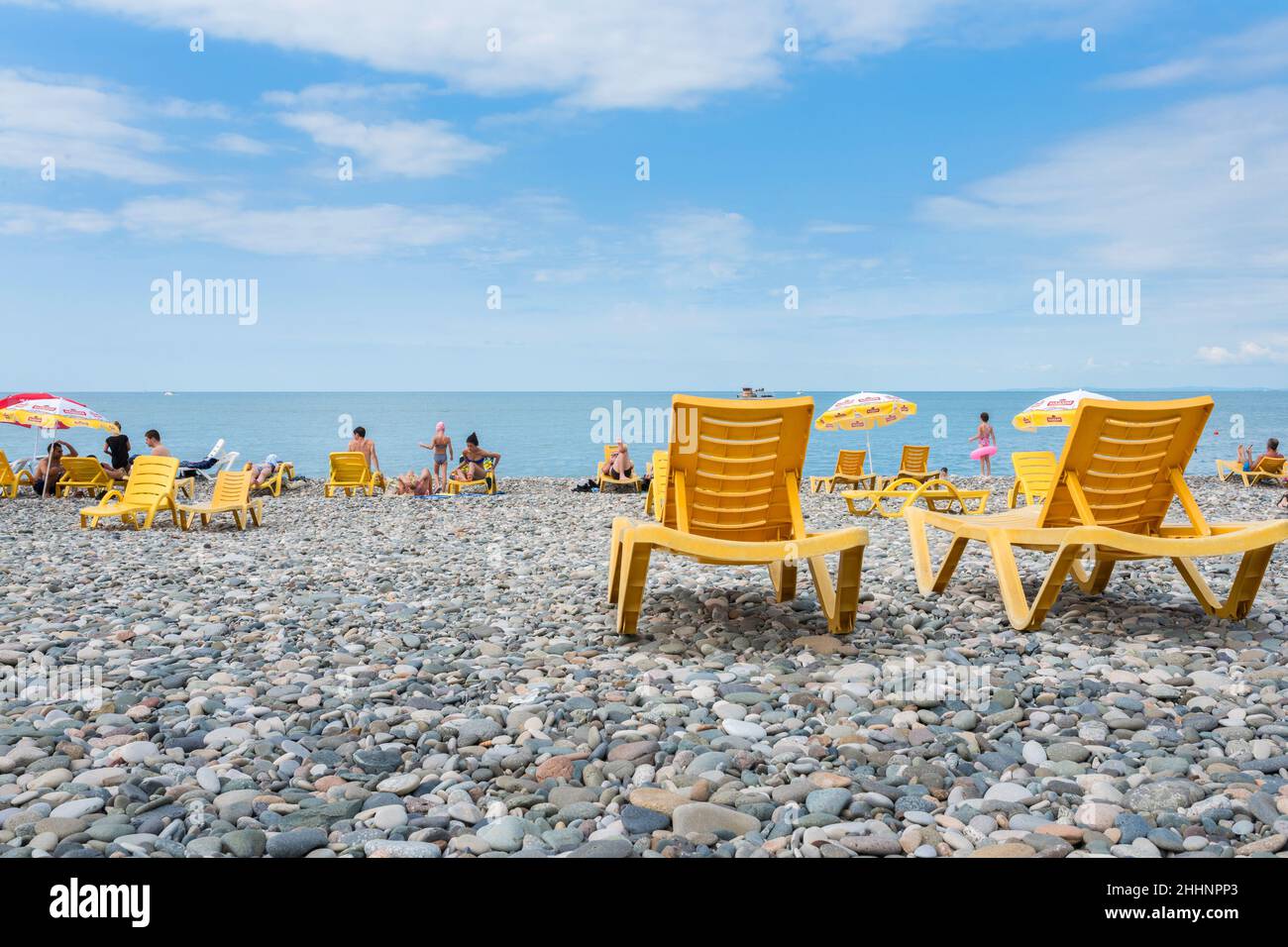 Batumi, Georgia - 06. August 2018: Liegestühle am Stadtstrand in Batumi. Stockfoto