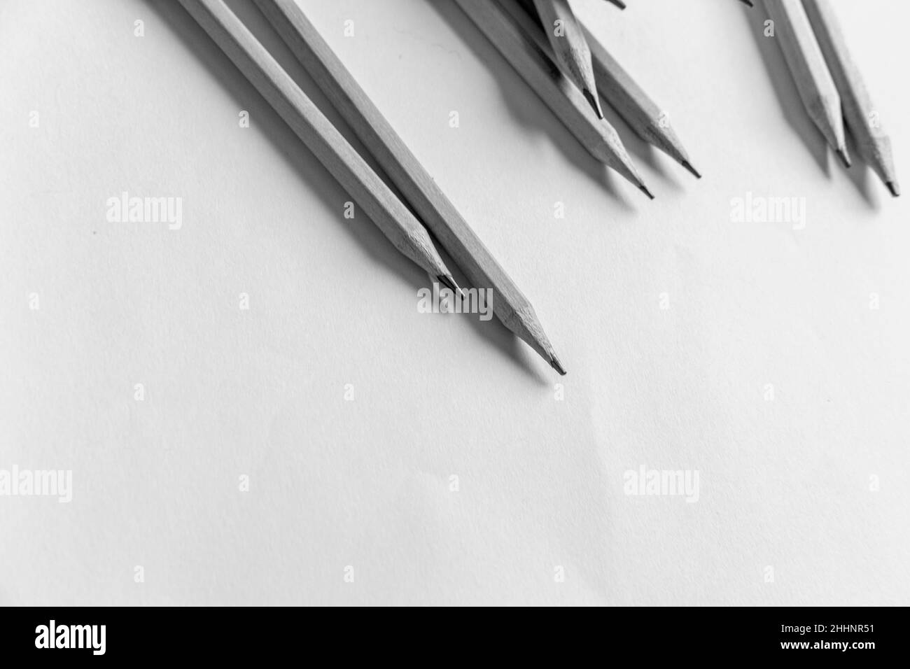 Schwarz-Weiß Foto von Holzstiften vor dem Hintergrund Stockfoto