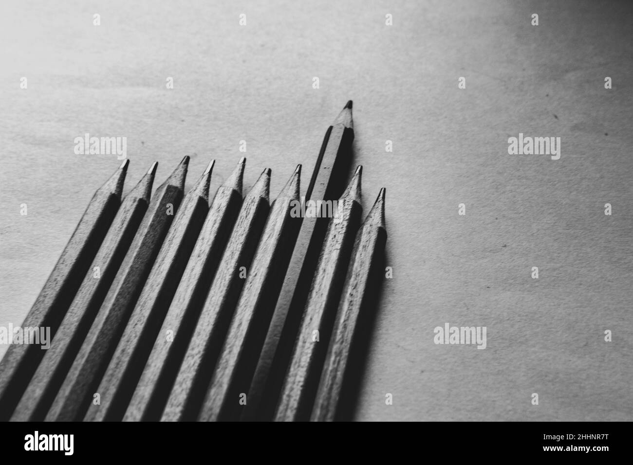 Schwarz-Weiß Foto von Holzstiften vor dem Hintergrund Stockfoto