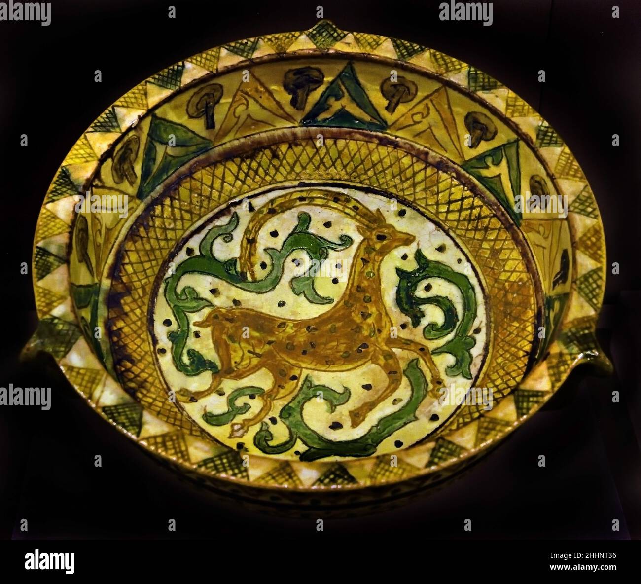 Schüssel 12th - 13th Jahrhundert A.D, Iran Aghkand ( Museo d'Arte Orientale Torino ) Steingut weiß Slip, gravierte Dekoration klare Verglasung. Stockfoto