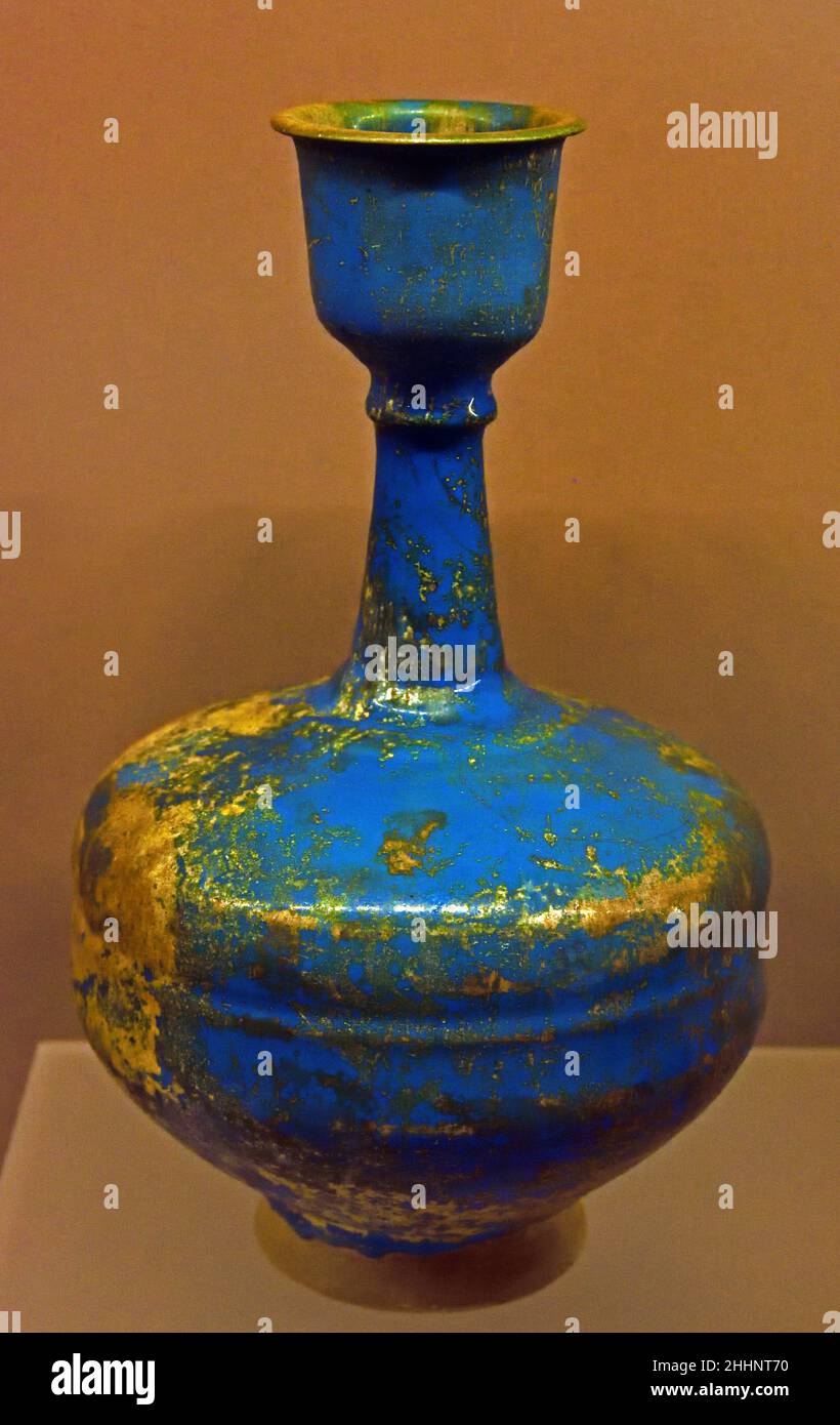Blaue Flasche Iran 12th-13th- Jahrhundert n. Chr. Fritware, türkisfarbene Verglasung ( Museo d'Arte Orientale Torino ) Stockfoto