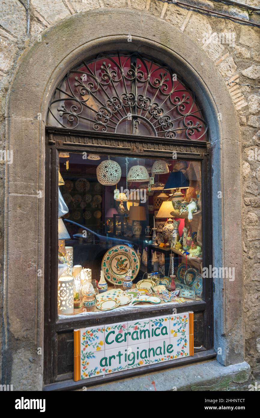 Altstadt, Via Santa Lucia Filippini Straße, Craft Ceramic Shop, Montefiascone, Latium, Italien, Europa Stockfoto