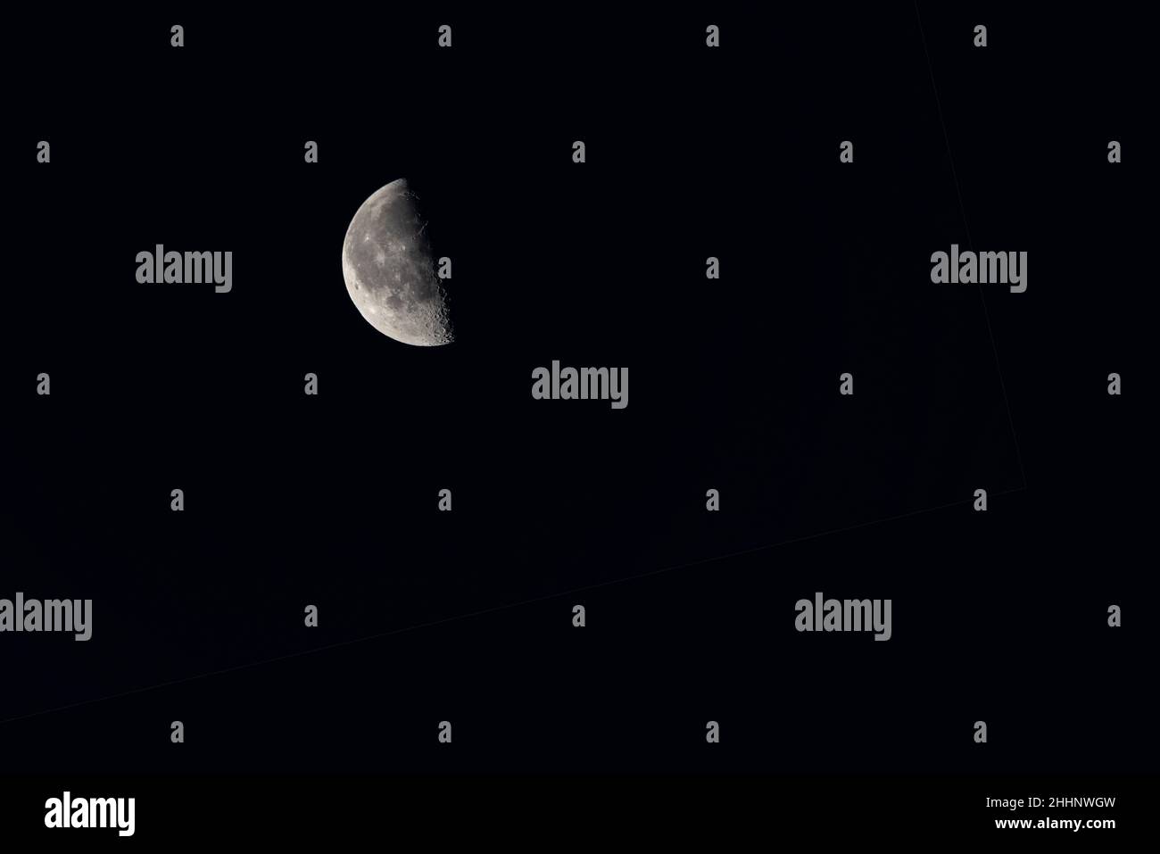 Abnehmender Mond am Nachthimmel Stockfoto