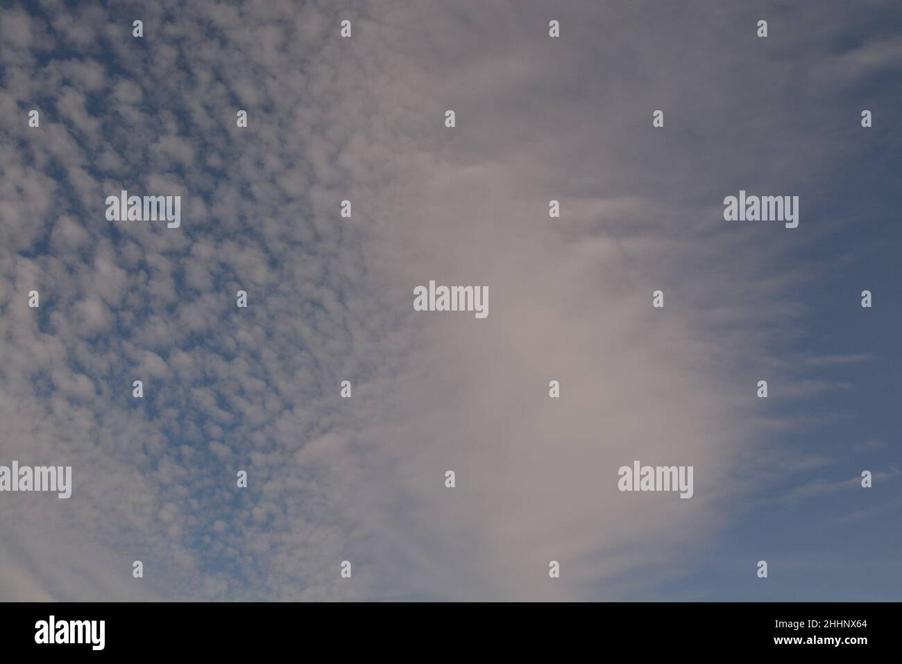 Hintergründe - verschiedene weiße Wolken am blauen Himmel - Buchumschläge, Poster. Wunderschön Stockfoto