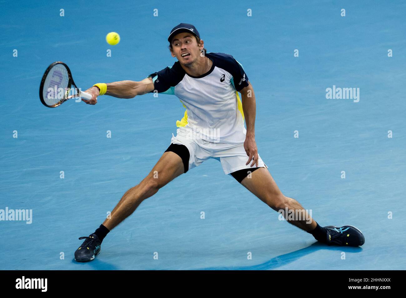 MELBOURNE, AUSTRALIEN - 24. JANUAR: Alex De Minaur aus Australien während seines vierten Männermatches während der Australian Open 2022 im Melbourne Park am 24. Januar 2022 in Melbourne, Australien (Foto: Andy Astfalck/Orange Picles) Stockfoto