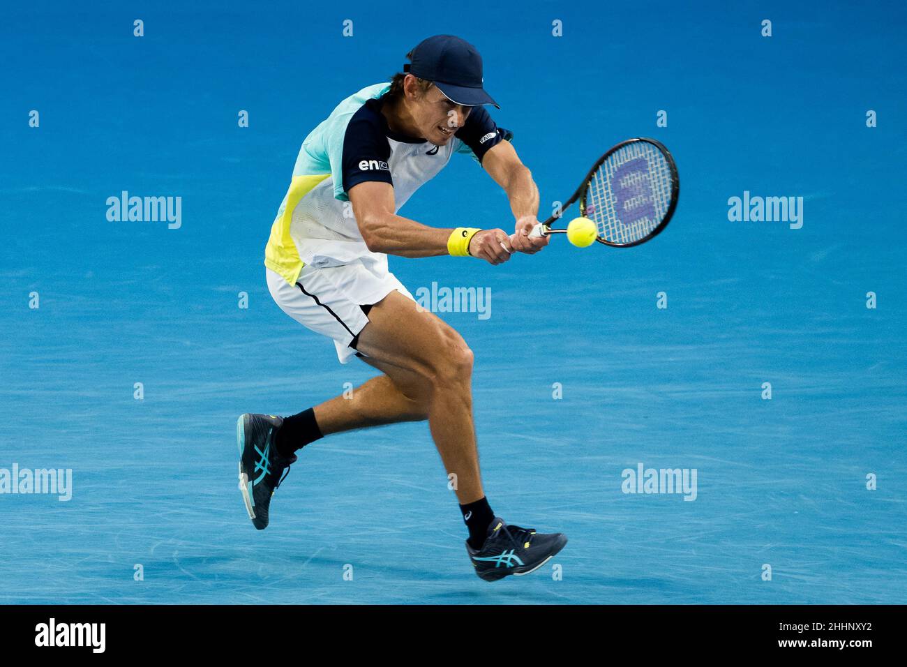 MELBOURNE, AUSTRALIEN - 24. JANUAR: Alex De Minaur aus Australien während seines vierten Männermatches während der Australian Open 2022 im Melbourne Park am 24. Januar 2022 in Melbourne, Australien (Foto: Andy Astfalck/Orange Picles) Stockfoto