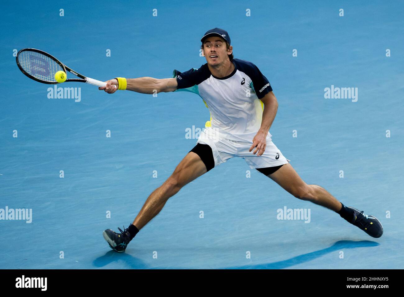MELBOURNE, AUSTRALIEN - 24. JANUAR: Alex De Minaur aus Australien während seines vierten Männermatches während der Australian Open 2022 im Melbourne Park am 24. Januar 2022 in Melbourne, Australien (Foto: Andy Astfalck/Orange Picles) Stockfoto