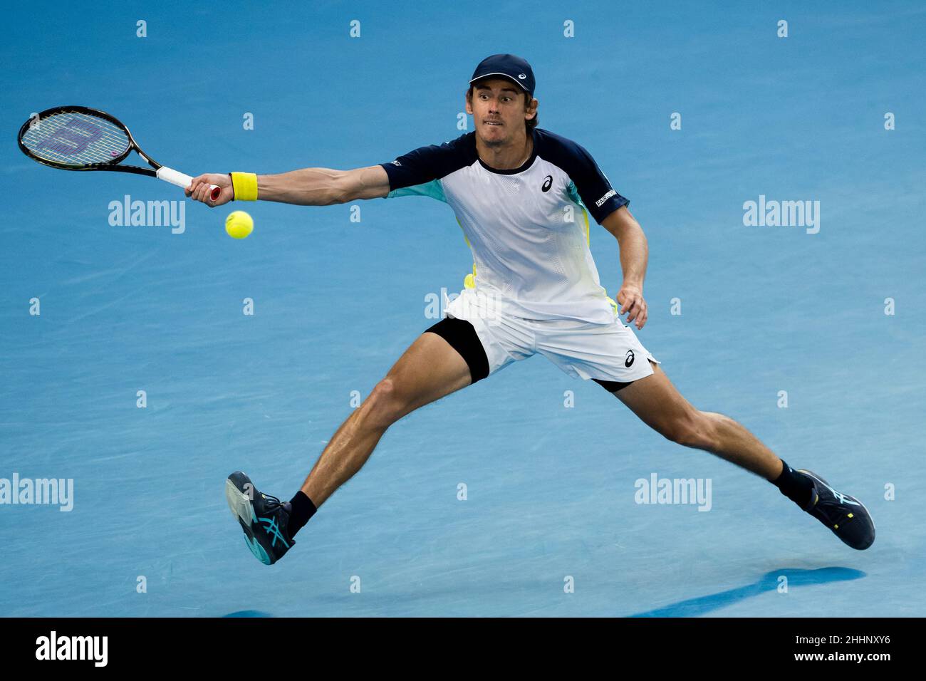 MELBOURNE, AUSTRALIEN - 24. JANUAR: Alex De Minaur aus Australien während seines vierten Männermatches während der Australian Open 2022 im Melbourne Park am 24. Januar 2022 in Melbourne, Australien (Foto: Andy Astfalck/Orange Picles) Stockfoto