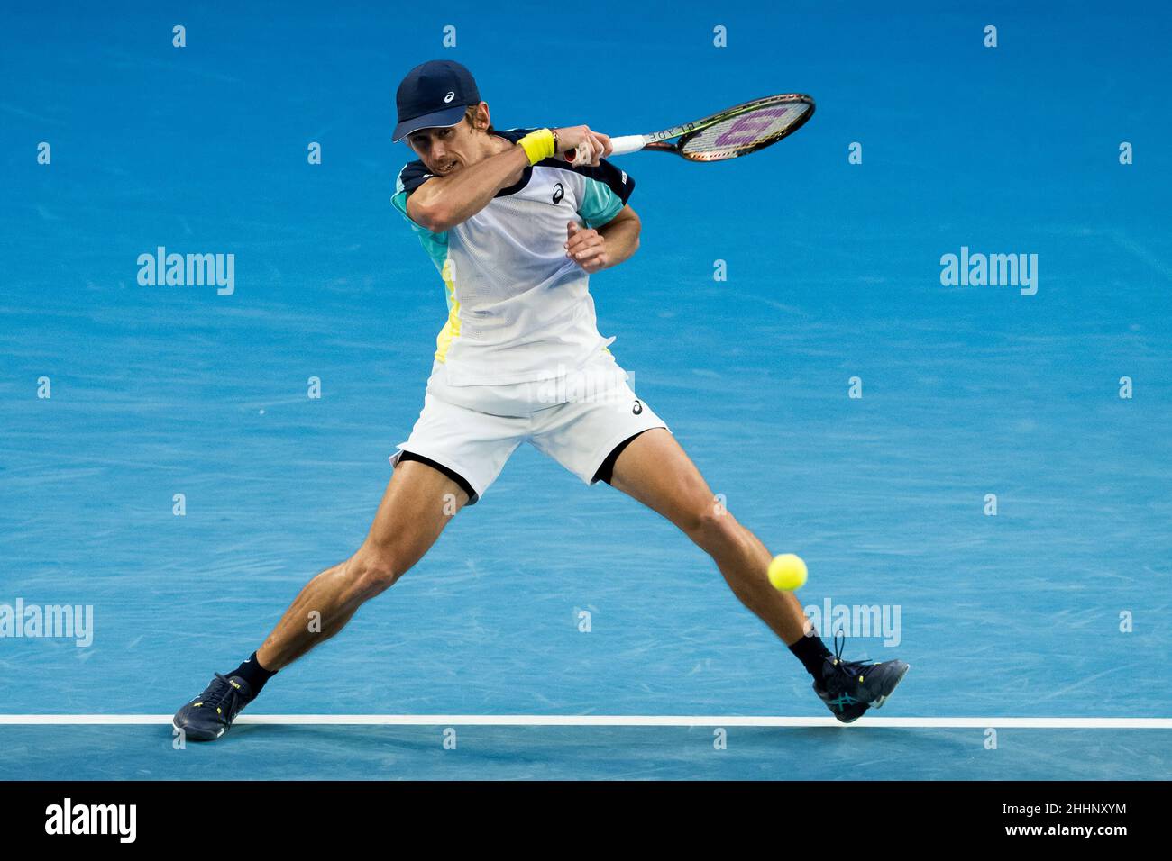 MELBOURNE, AUSTRALIEN - 24. JANUAR: Alex De Minaur aus Australien während seines vierten Männermatches während der Australian Open 2022 im Melbourne Park am 24. Januar 2022 in Melbourne, Australien (Foto: Andy Astfalck/Orange Picles) Stockfoto