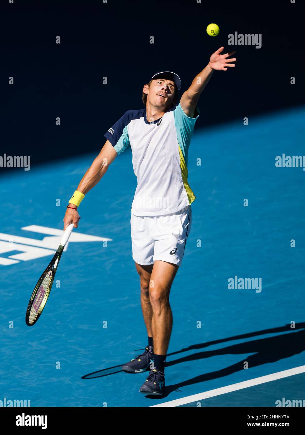 MELBOURNE, AUSTRALIEN - 24. JANUAR: Alex De Minaur aus Australien während seines vierten Männermatches während der Australian Open 2022 im Melbourne Park am 24. Januar 2022 in Melbourne, Australien (Foto: Andy Astfalck/Orange Picles) Stockfoto