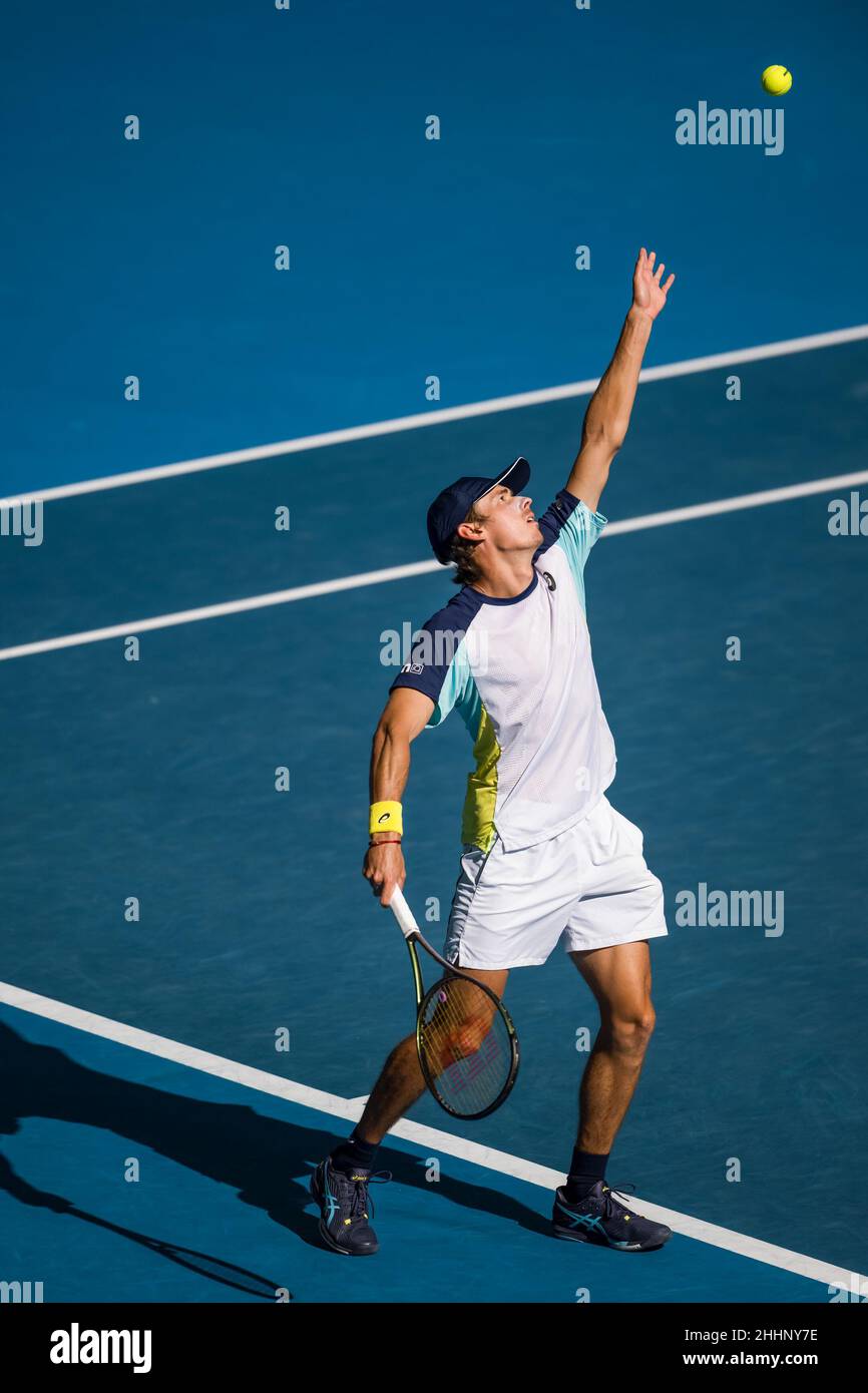 MELBOURNE, AUSTRALIEN - 24. JANUAR: Alex De Minaur aus Australien während seines vierten Männermatches während der Australian Open 2022 im Melbourne Park am 24. Januar 2022 in Melbourne, Australien (Foto: Andy Astfalck/Orange Picles) Stockfoto