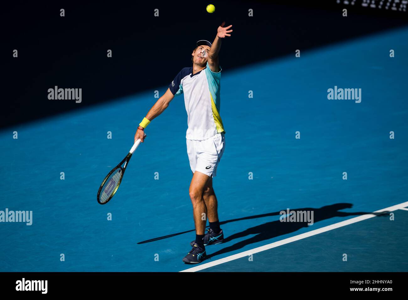 MELBOURNE, AUSTRALIEN - 24. JANUAR: Alex De Minaur aus Australien während seines vierten Männermatches während der Australian Open 2022 im Melbourne Park am 24. Januar 2022 in Melbourne, Australien (Foto: Andy Astfalck/Orange Picles) Stockfoto