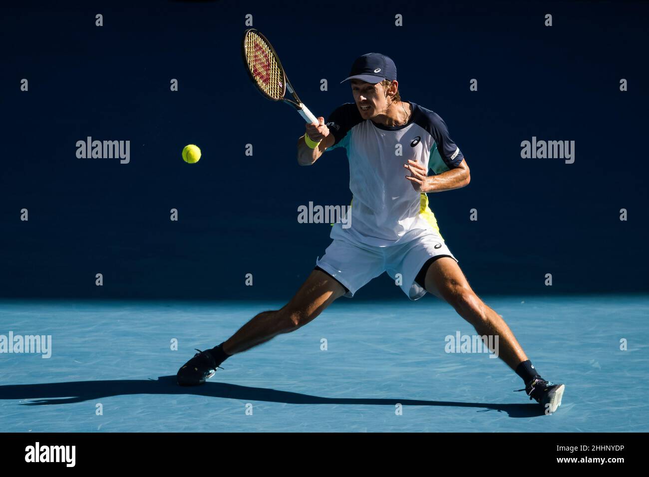 MELBOURNE, AUSTRALIEN - 24. JANUAR: Alex De Minaur aus Australien während seines vierten Männermatches während der Australian Open 2022 im Melbourne Park am 24. Januar 2022 in Melbourne, Australien (Foto: Andy Astfalck/Orange Picles) Stockfoto