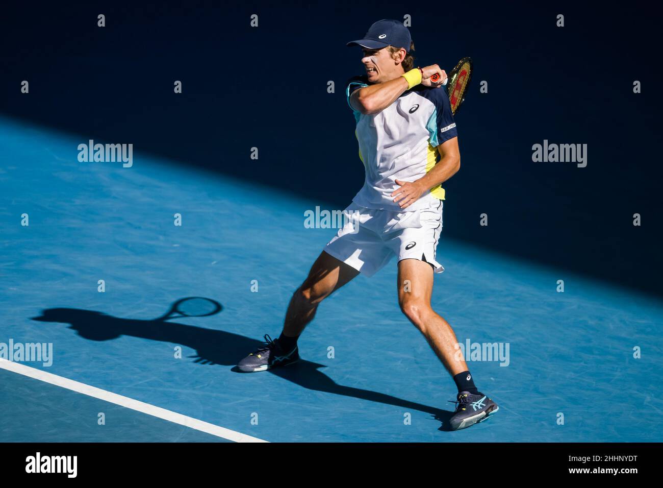 MELBOURNE, AUSTRALIEN - 24. JANUAR: Alex De Minaur aus Australien während seines vierten Männermatches während der Australian Open 2022 im Melbourne Park am 24. Januar 2022 in Melbourne, Australien (Foto: Andy Astfalck/Orange Picles) Stockfoto