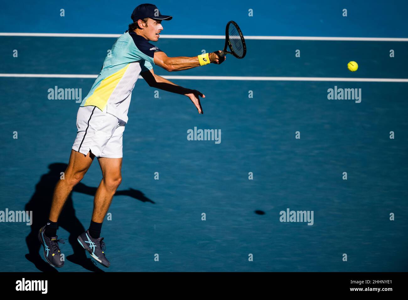 MELBOURNE, AUSTRALIEN - 24. JANUAR: Alex De Minaur aus Australien während seines vierten Männermatches während der Australian Open 2022 im Melbourne Park am 24. Januar 2022 in Melbourne, Australien (Foto: Andy Astfalck/Orange Picles) Stockfoto