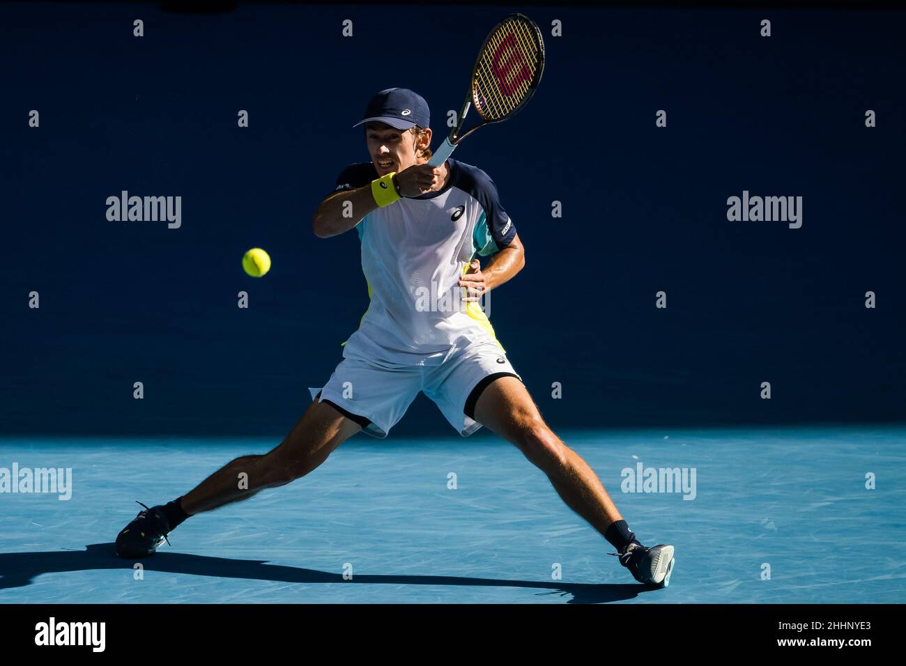 MELBOURNE, AUSTRALIEN - 24. JANUAR: Alex De Minaur aus Australien während seines vierten Männermatches während der Australian Open 2022 im Melbourne Park am 24. Januar 2022 in Melbourne, Australien (Foto: Andy Astfalck/Orange Picles) Stockfoto