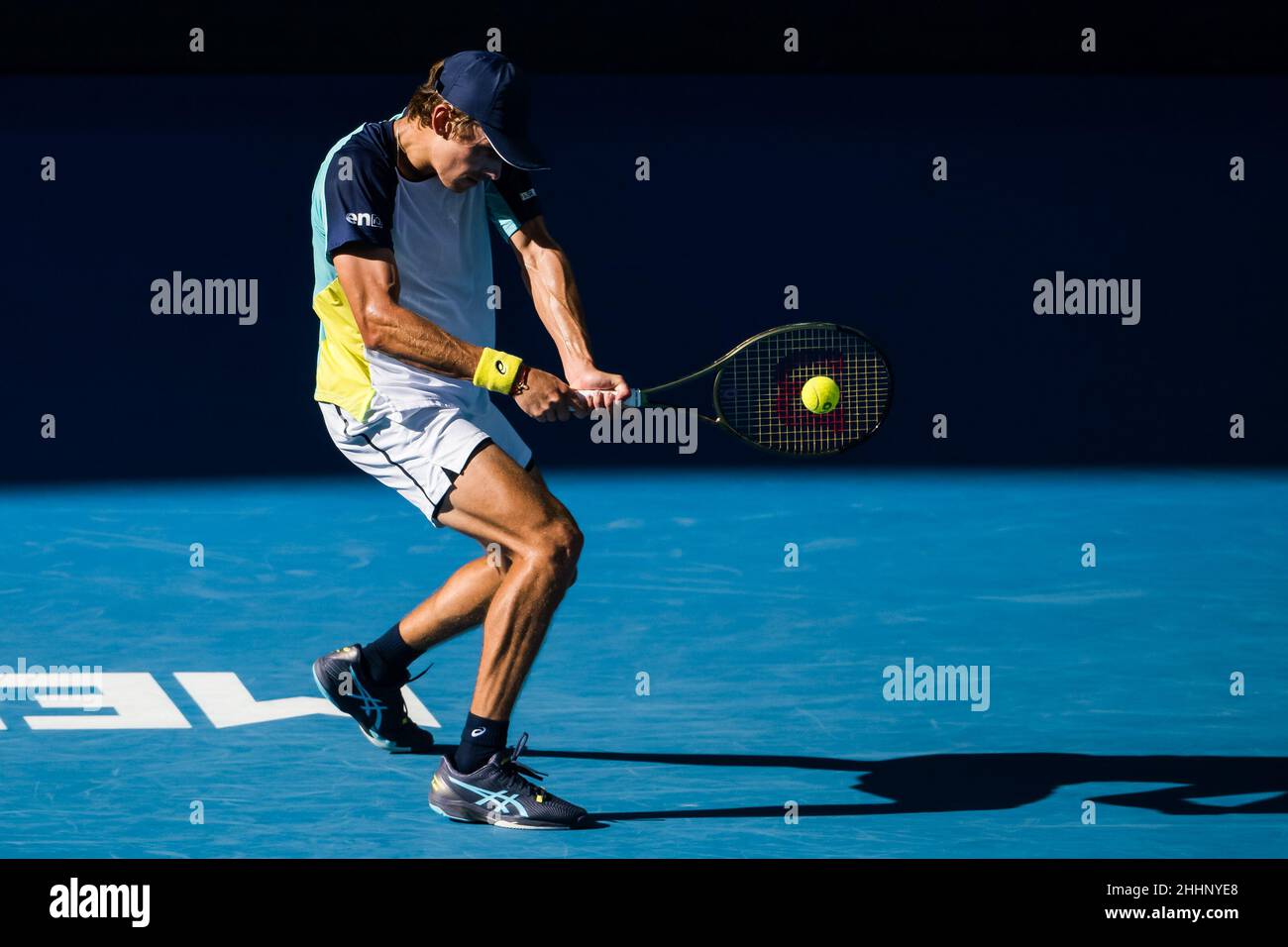 MELBOURNE, AUSTRALIEN - 24. JANUAR: Alex De Minaur aus Australien während seines vierten Männermatches während der Australian Open 2022 im Melbourne Park am 24. Januar 2022 in Melbourne, Australien (Foto: Andy Astfalck/Orange Picles) Stockfoto