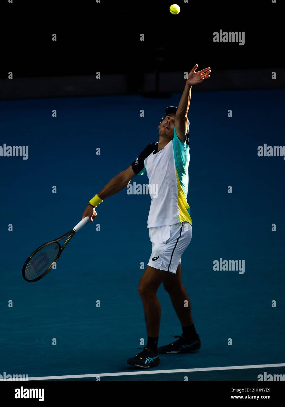 MELBOURNE, AUSTRALIEN - 24. JANUAR: Alex De Minaur aus Australien während seines vierten Männermatches während der Australian Open 2022 im Melbourne Park am 24. Januar 2022 in Melbourne, Australien (Foto: Andy Astfalck/Orange Picles) Stockfoto
