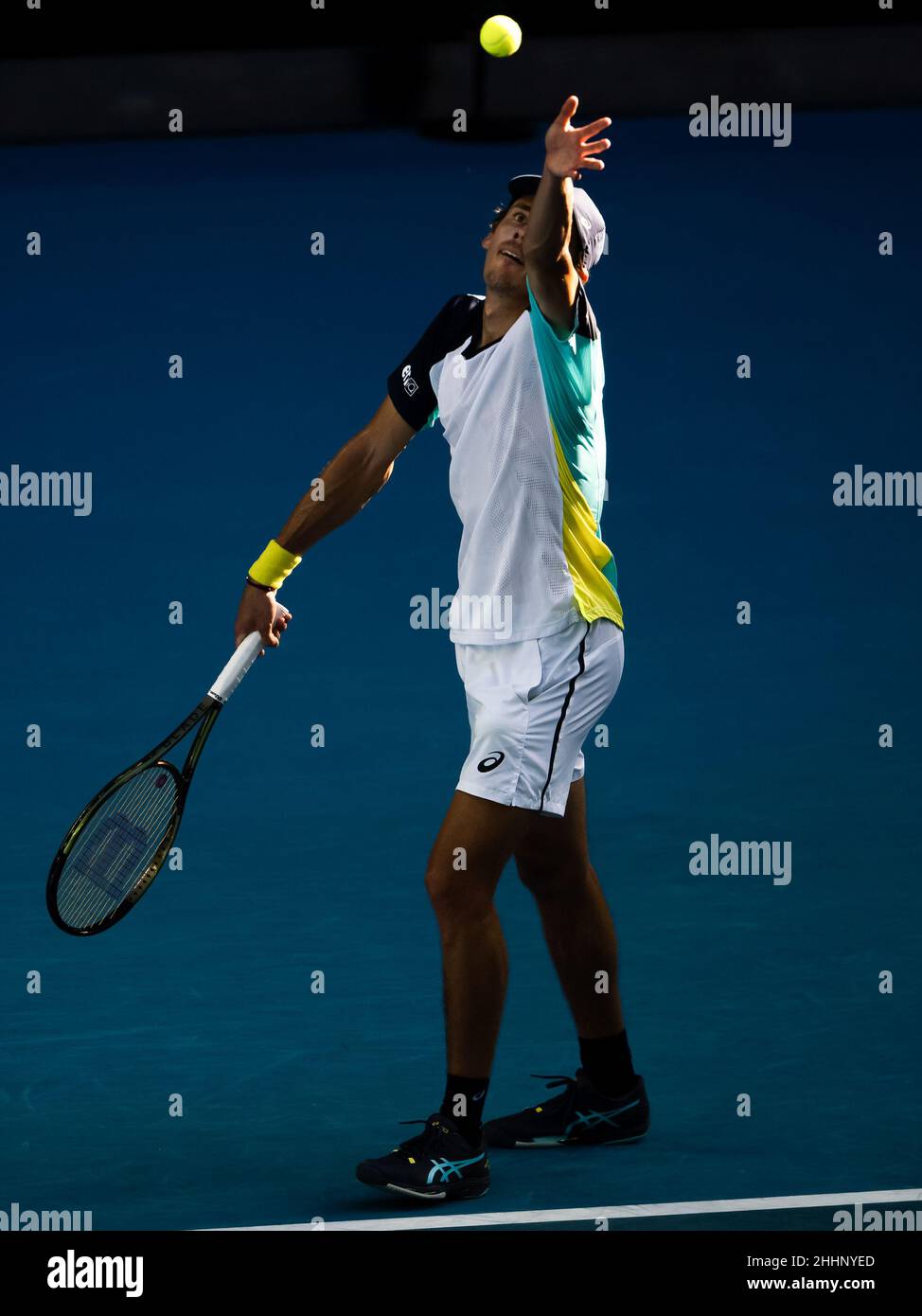 MELBOURNE, AUSTRALIEN - 24. JANUAR: Alex De Minaur aus Australien während seines vierten Männermatches während der Australian Open 2022 im Melbourne Park am 24. Januar 2022 in Melbourne, Australien (Foto: Andy Astfalck/Orange Picles) Stockfoto