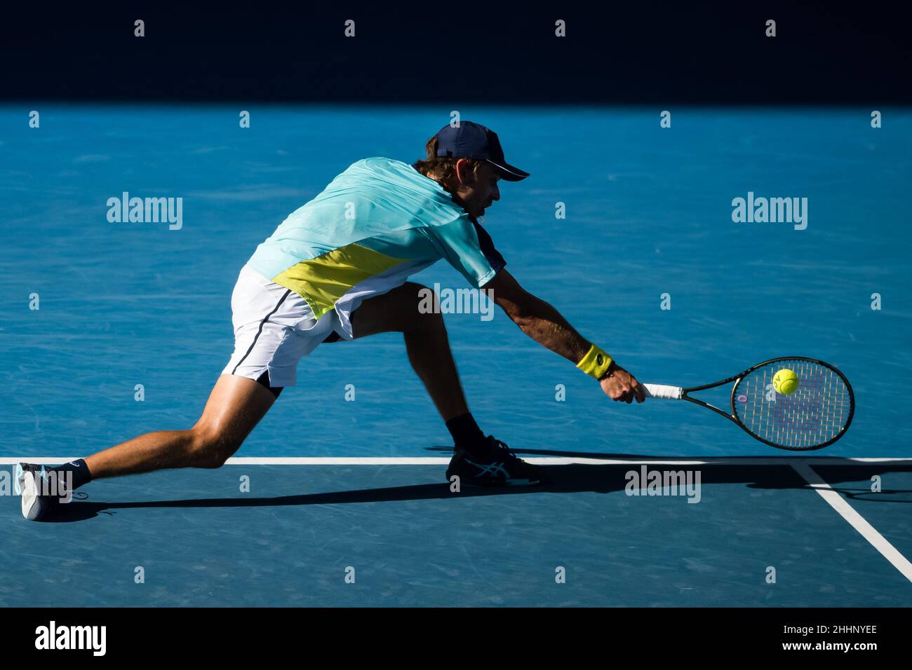 MELBOURNE, AUSTRALIEN - 24. JANUAR: Alex De Minaur aus Australien während seines vierten Männermatches während der Australian Open 2022 im Melbourne Park am 24. Januar 2022 in Melbourne, Australien (Foto: Andy Astfalck/Orange Picles) Stockfoto